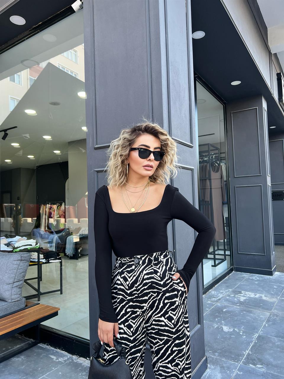 بدلة جسم سوداء أصلية برقبة مربعة