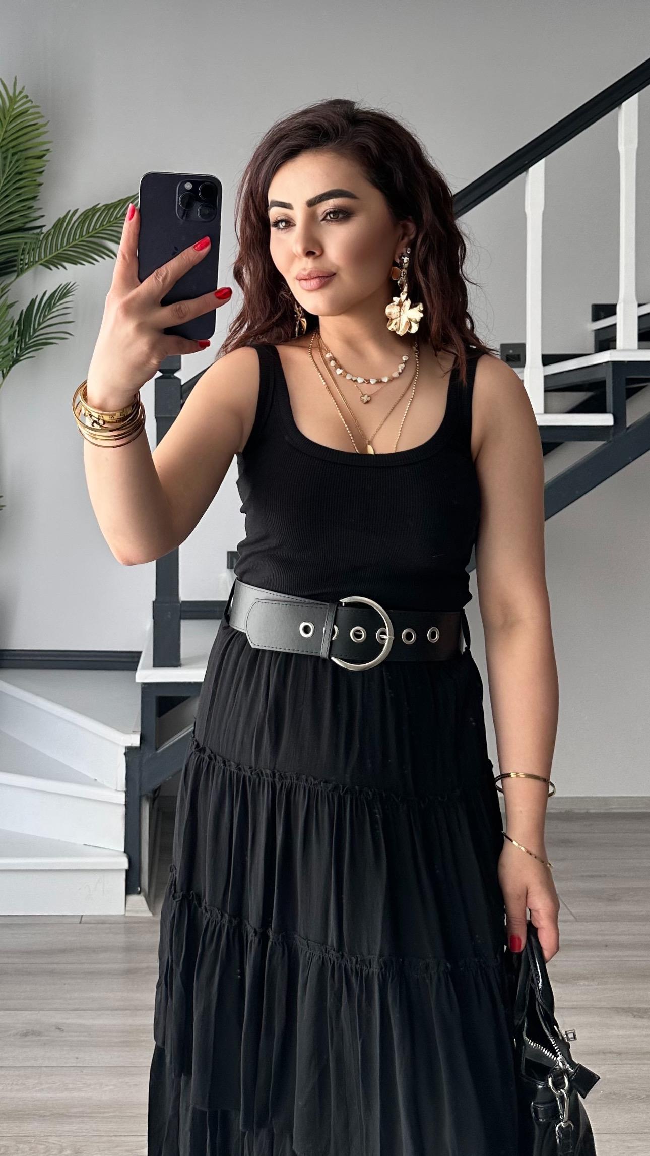 تيشيرت أسود أصلي بدون أكمام بياقة على شكل حرف U من الأمام والخلف، مضلع