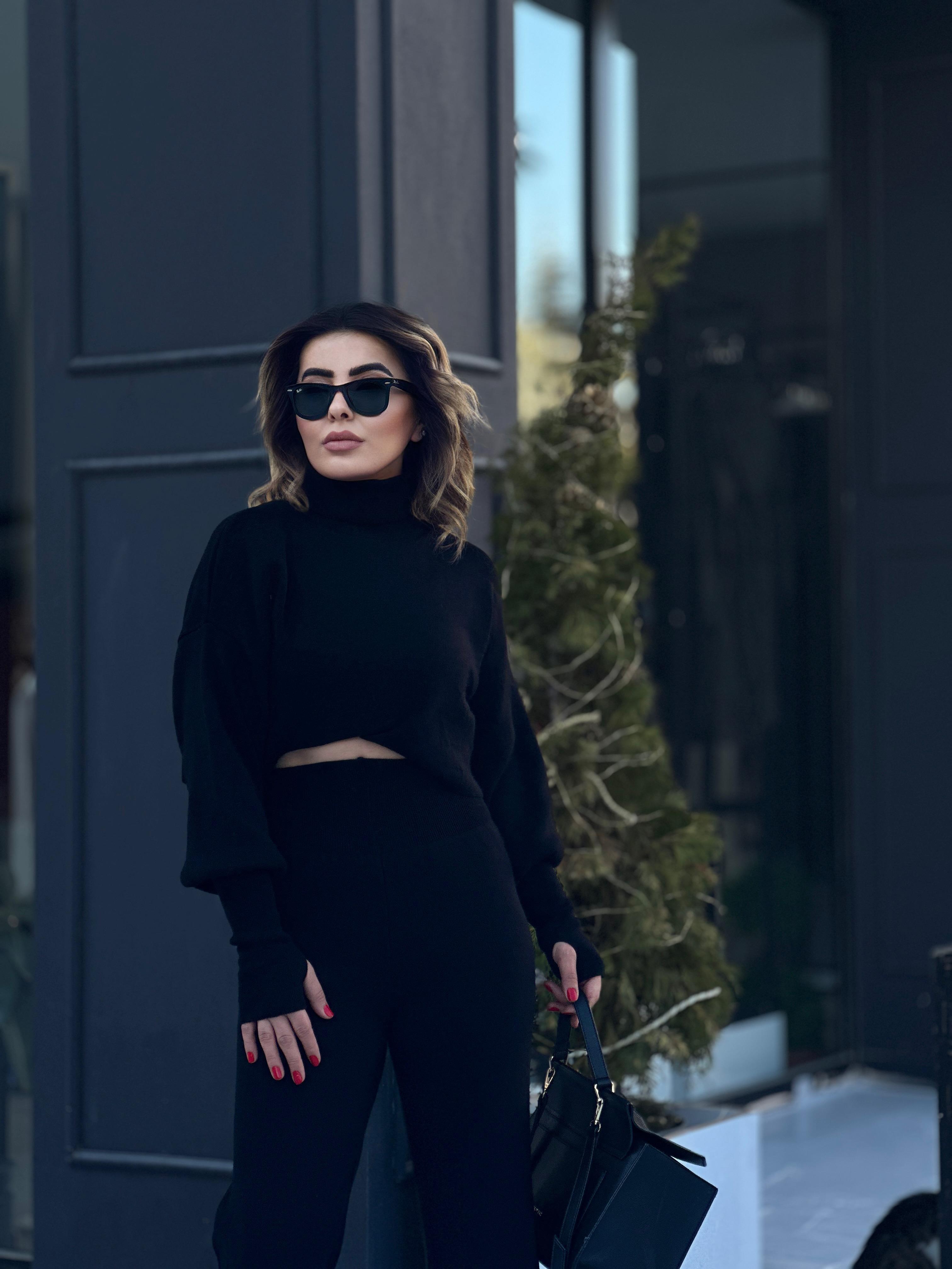 Siyah Parmak Geçmeli Triko Takım 