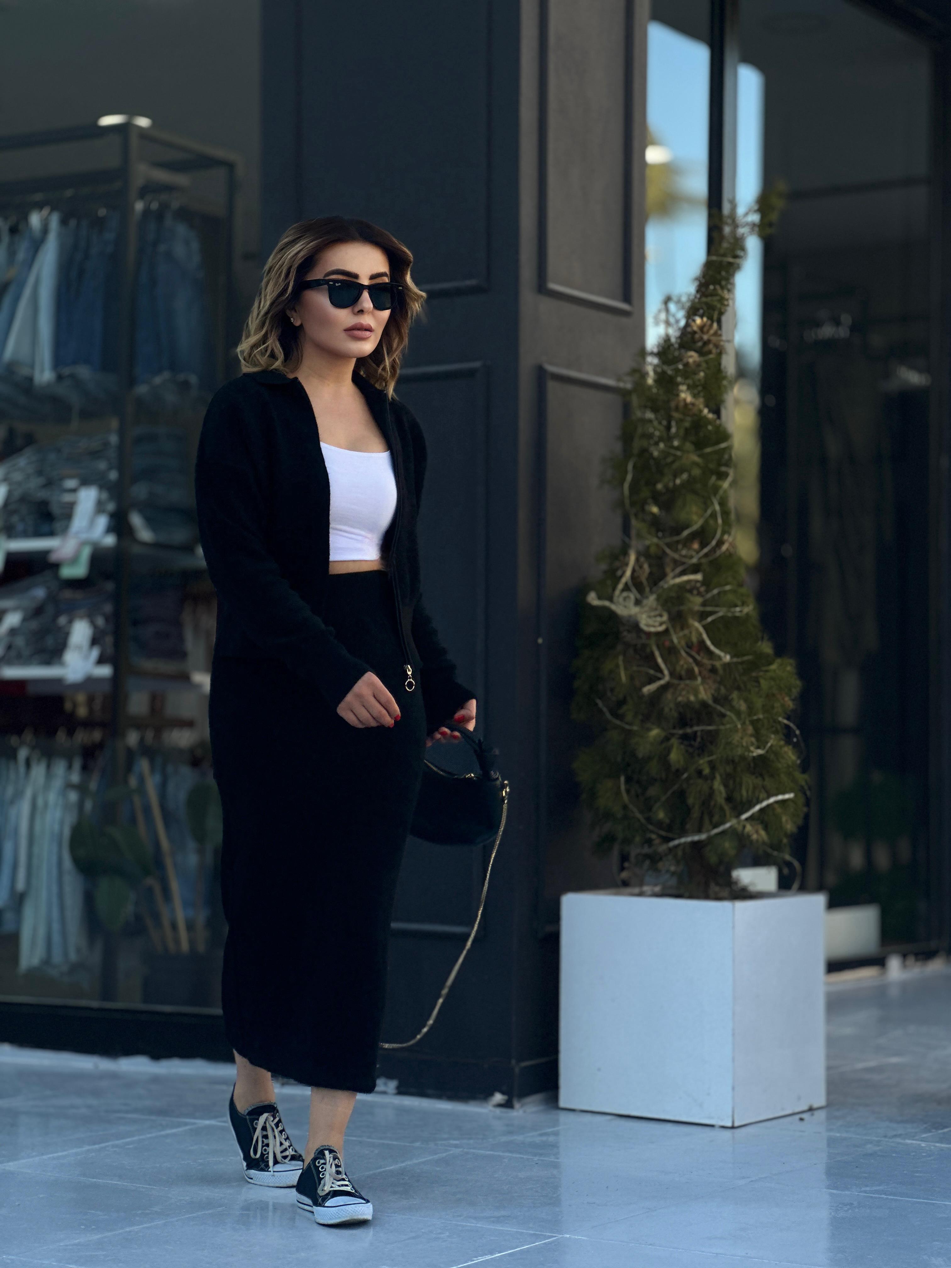 Siyah Polo Yaka Fermuarlı Etek Takım 