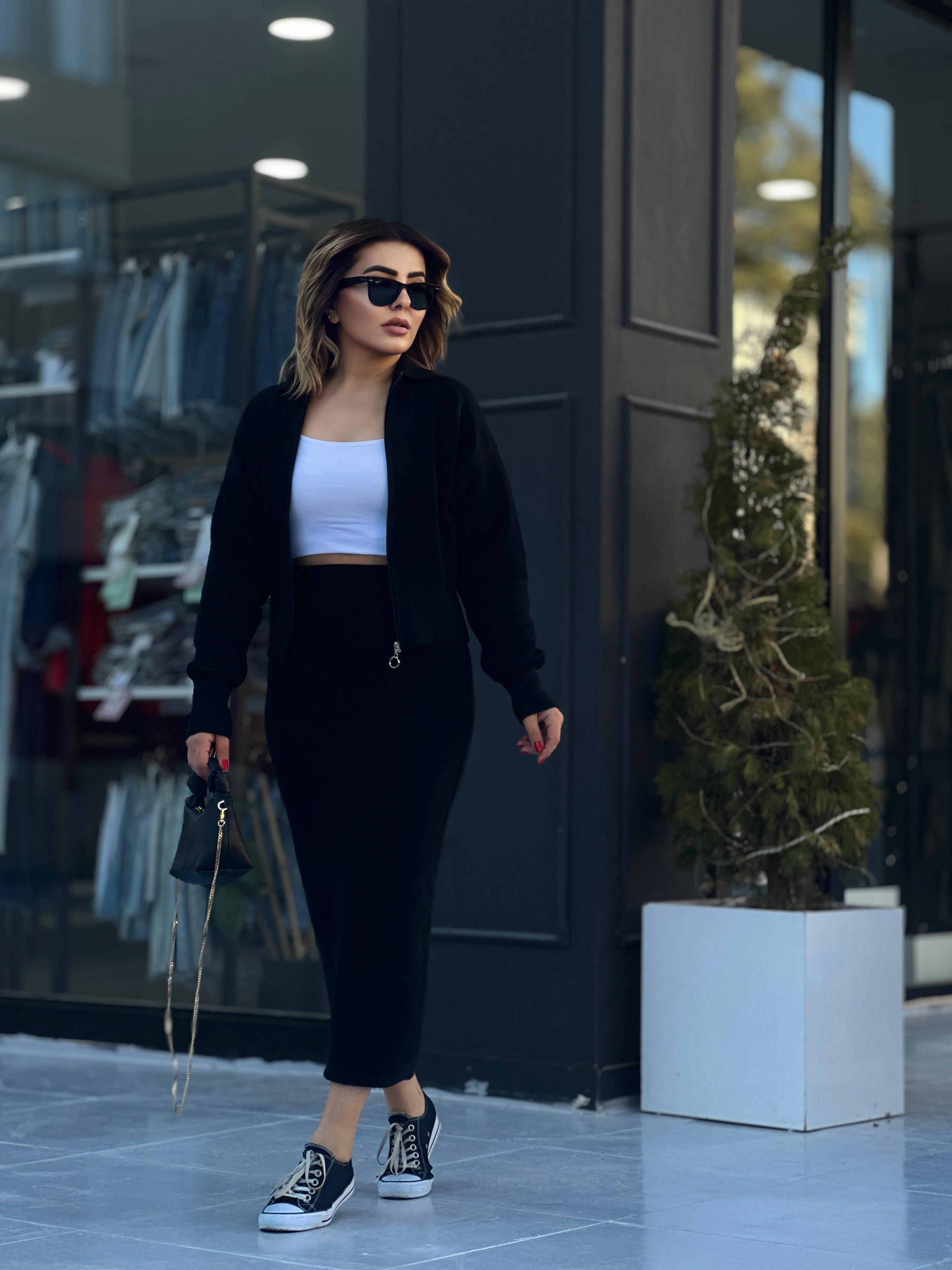Siyah Polo Yaka Fermuarlı Etek Takım 