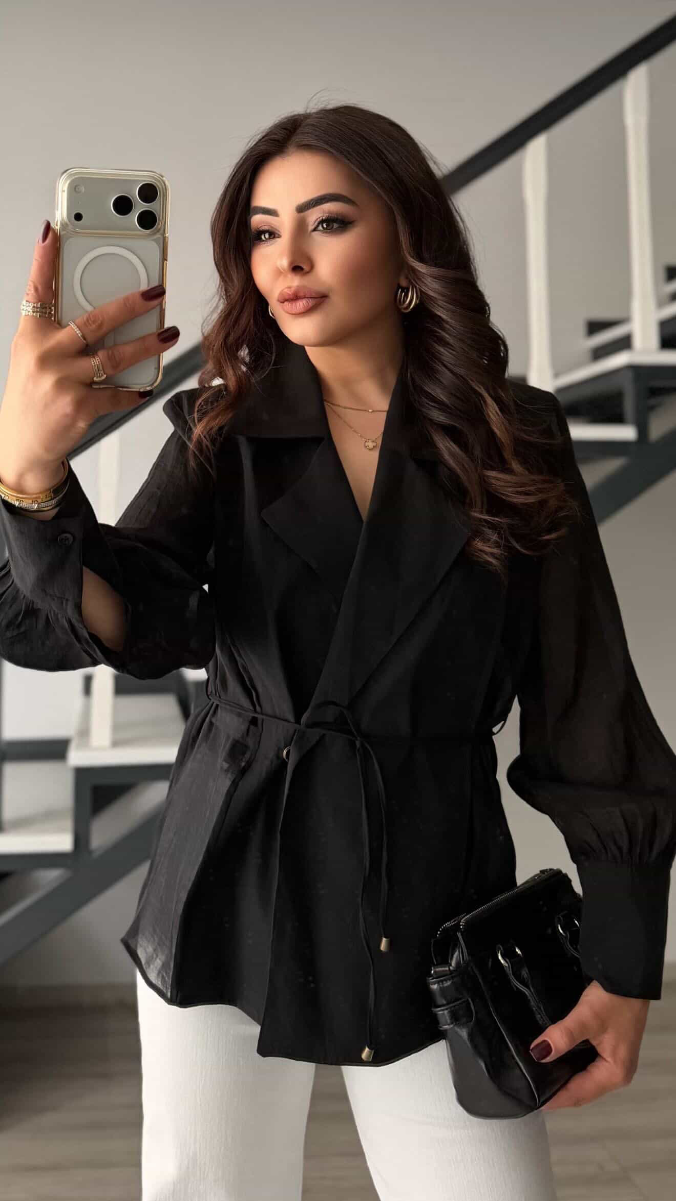 قميص تول أسود بأكتاف مبطنة