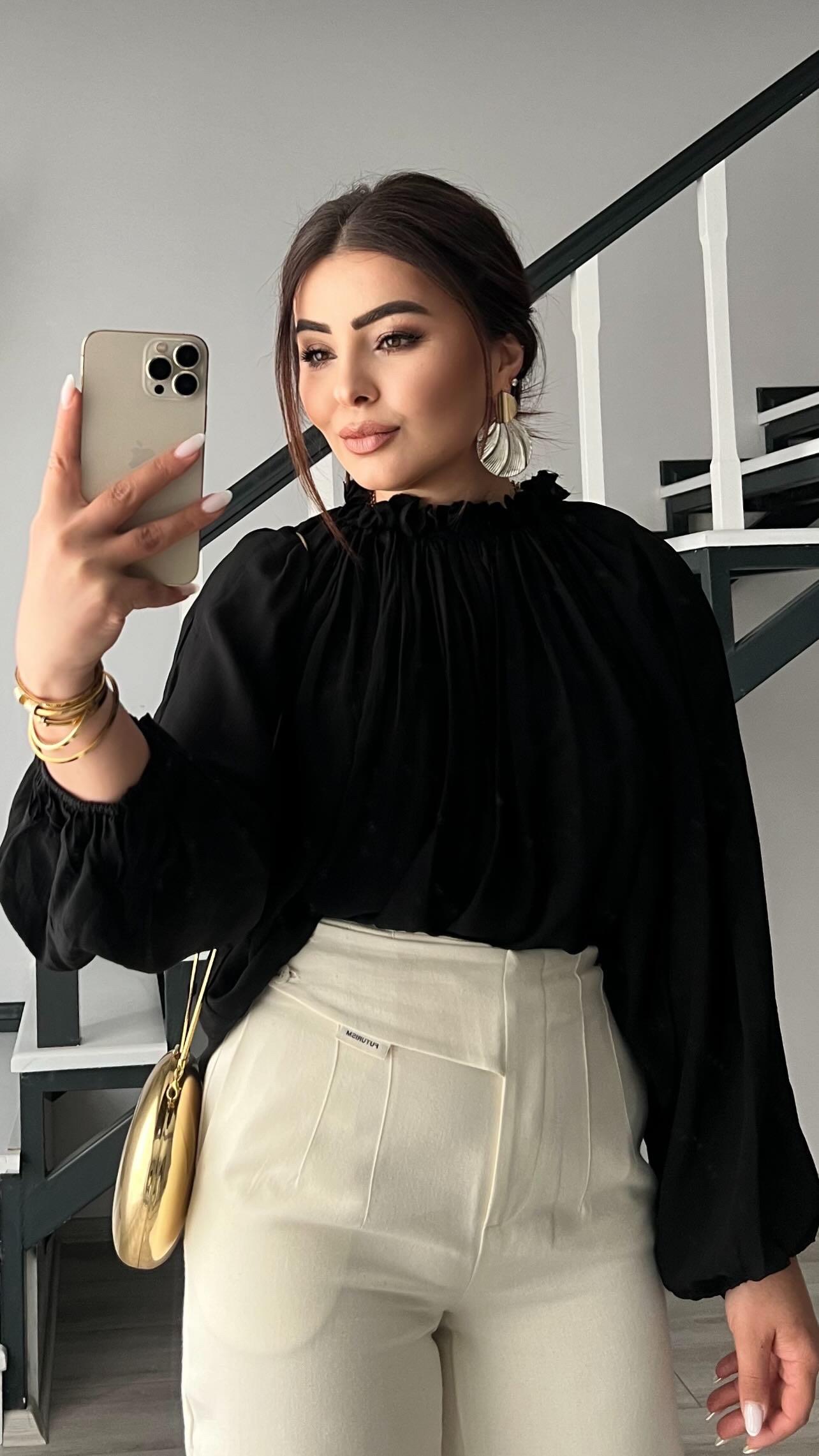 Siyah Yaka Büzgülü Şifon Bluz
