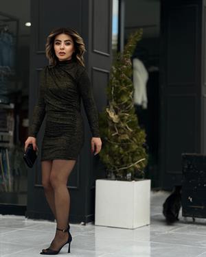  Siyah Gold Büzgü Detaylı Simli Mini Elbise