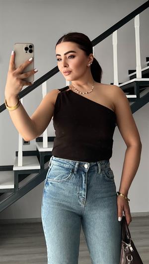 Acı Kahve Tek Omuz Aksesuar Detaylı Bluz