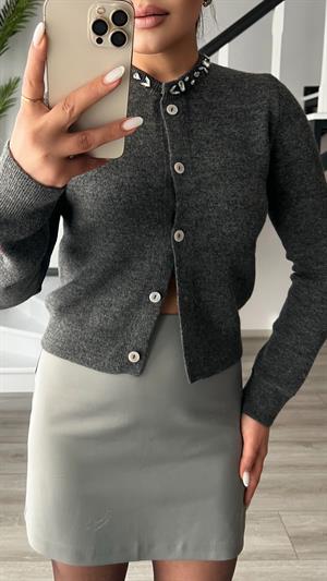 كارديجان بلون أنثراسيت ذو ملمس مميز وياقة مزينة بالأحجار