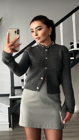 كارديجان بلون أنثراسيت ذو ملمس مميز وياقة مزينة بالأحجار