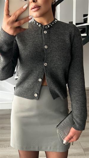 كارديجان بلون أنثراسيت ذو ملمس مميز وياقة مزينة بالأحجار