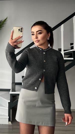 كارديجان بلون أنثراسيت ذو ملمس مميز وياقة مزينة بالأحجار