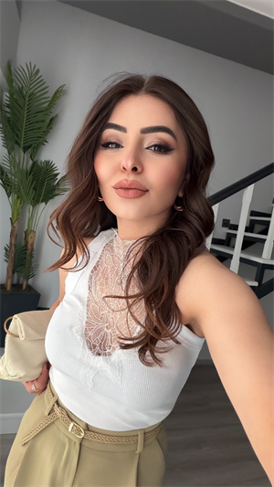 Beyaz Dantel Detaylı Kolsuz Triko Bluz