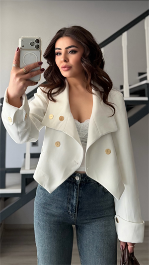 Beyaz Gold Düğme Detaylı Crop Ceket