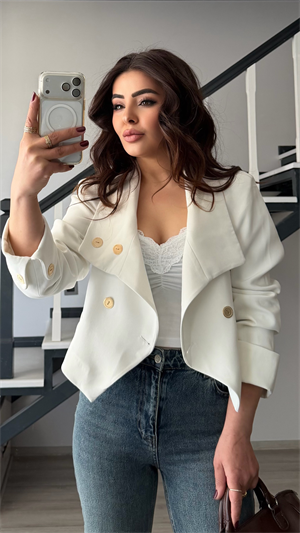 Beyaz Gold Düğme Detaylı Crop Ceket