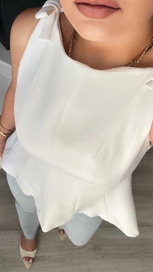 Beyaz Omzu Fiyonk Detaylı Peplum Bluz
