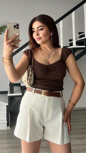 Beyaz Pilili Kemerli Şort