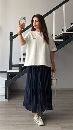 Beyaz Vatkalı Tshirt-Lacivert Piliseli Etek Takım