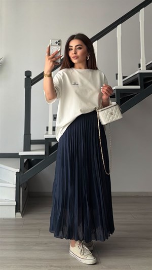 Beyaz Vatkalı Tshirt-Lacivert Piliseli Etek Takım