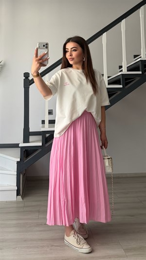 Beyaz Vatkalı Tshirt-Pembe Piliseli Etek Takım