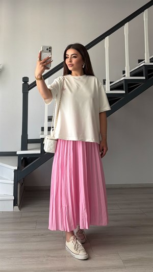 Beyaz Vatkalı Tshirt-Pembe Piliseli Etek Takım