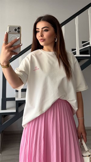 Beyaz Vatkalı Tshirt-Pembe Piliseli Etek Takım