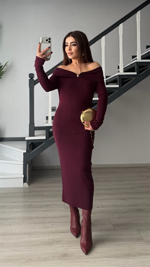 Bordo Omzu Açık Aksesuar Detaylı Triko Elbise