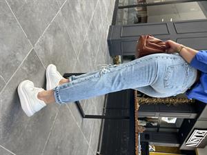 Diz Yırtık Detay Mom Fit Jean