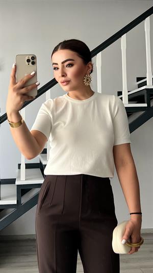 بلوزة محبوكة قصيرة الأكمام برقبة دائرية بلون أبيض كريمي