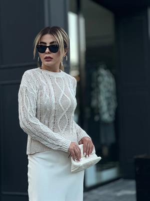 كنزة صوفية بيضاء اللون
