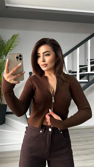 Kahve Marka Model Parmak Geçirme Detaylı Fermuarlı Triko