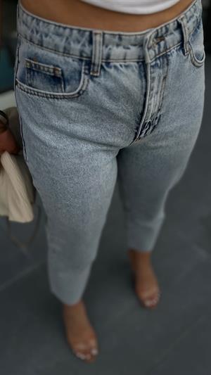 Snow Wash Mom Jean