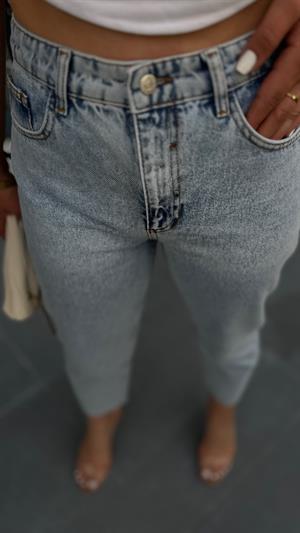 Snow Wash Mom Jean