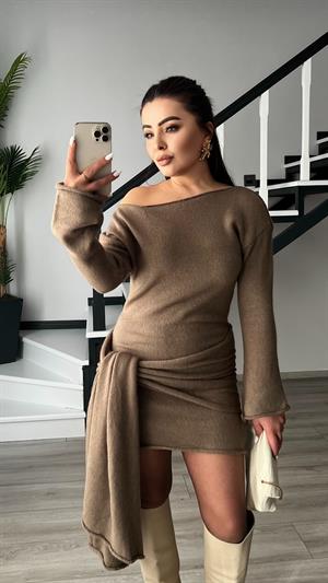 Koyu Vizon Kayık Yaka Şal Aksesuarlı Triko Elbise 