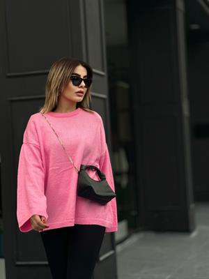 كنزة صوفية وردية اللون بأكمام واسعة