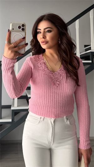Pembe Yakadan Dantelli İnce Triko Bluz