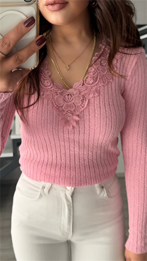 Pembe Yakadan Dantelli İnce Triko Bluz