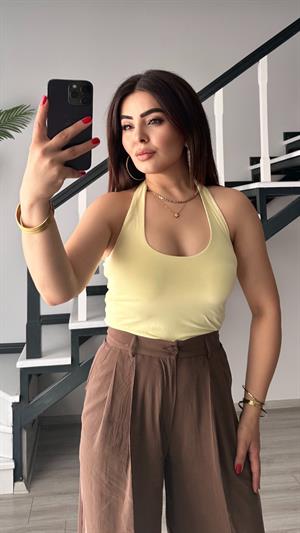 Sarı Halter Yaka Boyundan Geçme Bluz