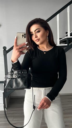 بلوزة سوداء برقبة دائرية بنقشة شبه شفافة متدرجة اللون الأبيض الكريمي