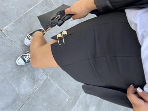 Siyah Broş Detaylı Mini Etek 