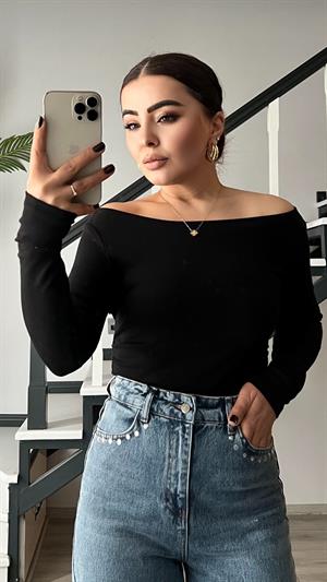 Siyah Büzgülü Kayık Yaka Bluz
