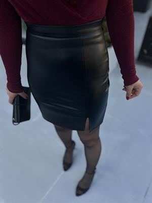 Siyah Deri Mini Yırtmaçlı Etek 