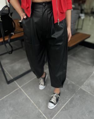 Siyah Deri Paça Düğmeli Slouchy Pantolon