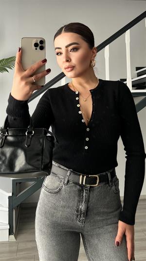 Siyah Düğmeli Yünlü Triko Bluz
