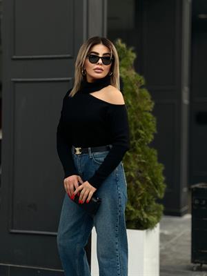 Siyah Düşük Omuz Çıkarılabilir Boyunluklu Triko 