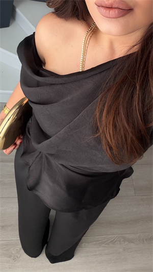 Siyah Gold Toka Detaylı Saten Bluz-Pantolon Takım
