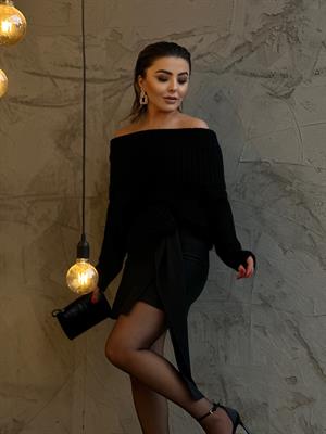 Siyah Gül Broşlu Kuşaklı Etek
