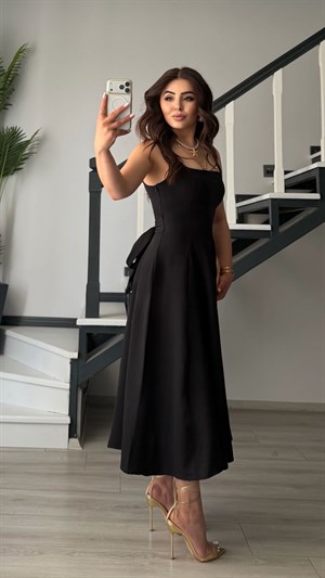 فستان ميدي أسود بياقة مربعة وحزام موصول