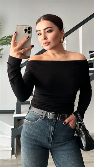 Siyah Kayık Yaka Uzun Kollu Bluz