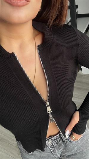 Siyah Marka Model Parmak Geçirme Detaylı Fermuarlı Triko