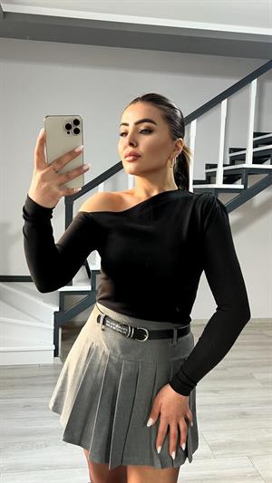 Siyah Omuz Detaylı Bluz
