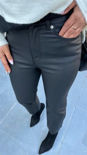 Siyah Orijinal Marka Deri Görünümlü Mumlu Boy Fit Jean 