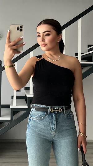 Siyah Tek Omuz Aksesuar Detaylı Bluz
